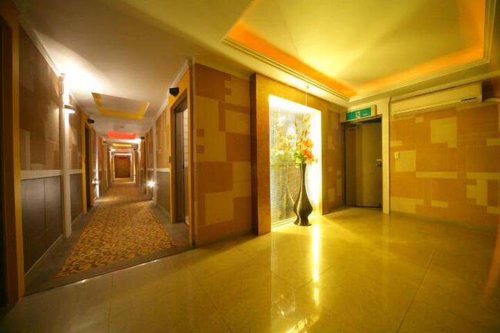 Ballroom/Hall 32 of 33