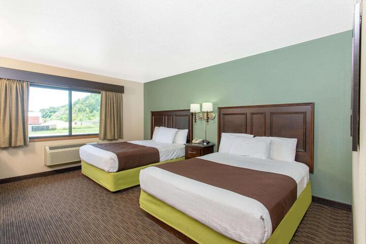 1 Queen Bed Accessible Room (2 of 7)