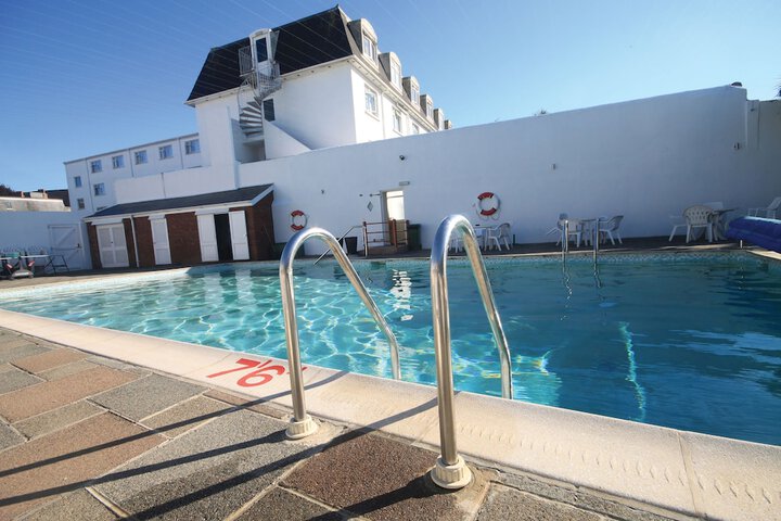 Pool 30 of 40