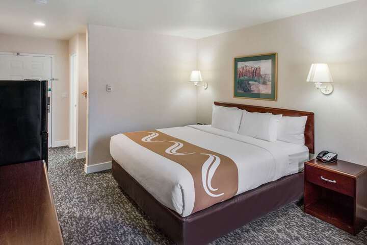 Guest room with queen bed(s)