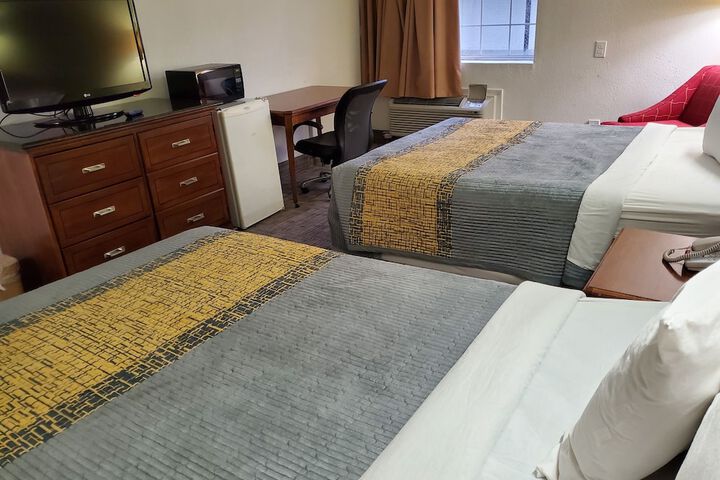 2 Queen Beds (9 of 16)