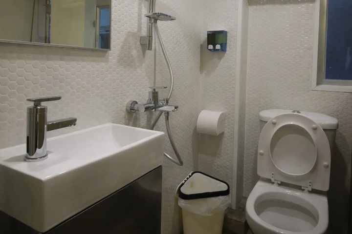 Room 6 of 11