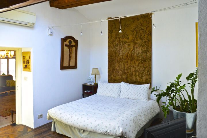 Room 4 of 32