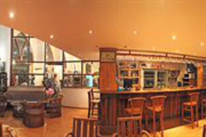 Lounge 6 of 8