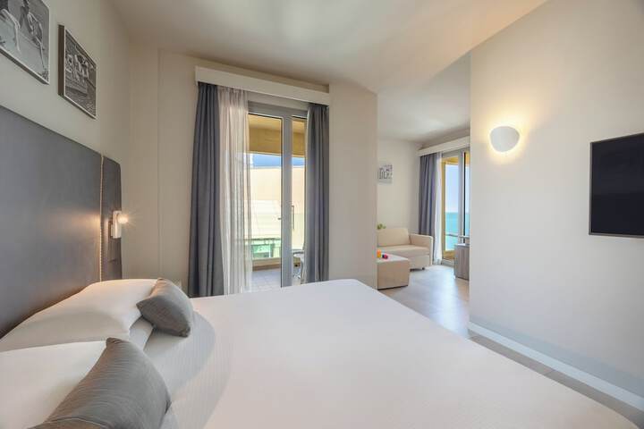 Room 52 of 191