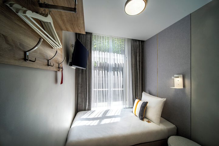 Room 54 of 142