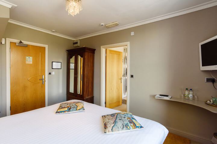 Room 42 of 153