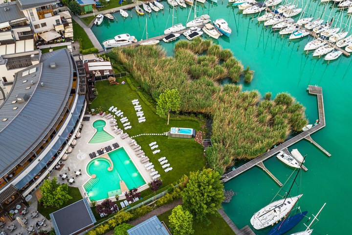Photo of Hotel Golden Lake Resort