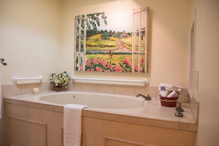 Deep soaking bathtub