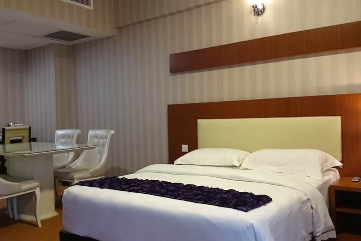 Room 9 of 37