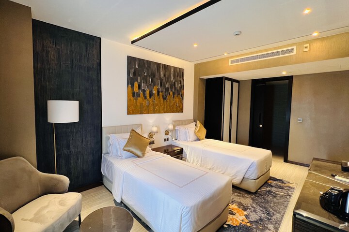 Room 4 of 28