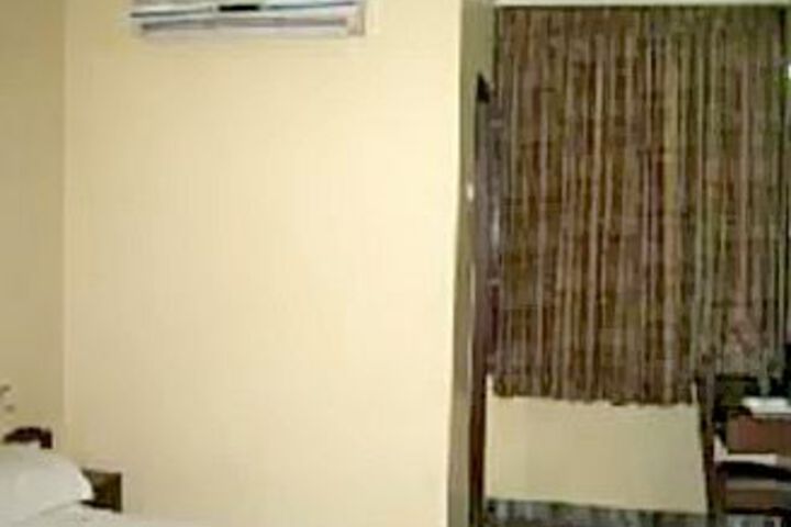 Room 4 of 8