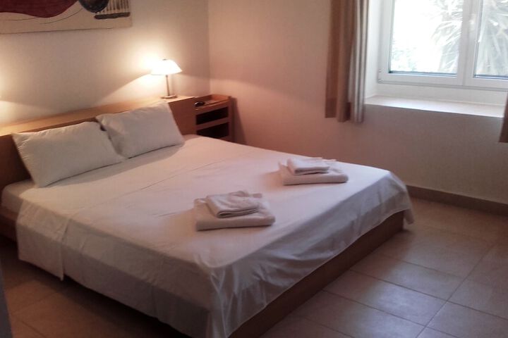 Room 4 of 42