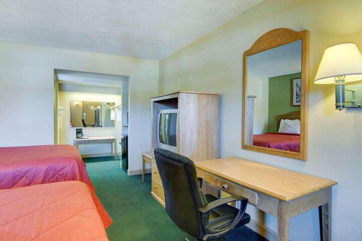 2 Queen Beds (8 of 9)