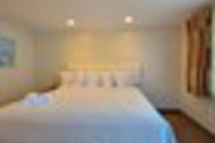 Room 83 of 207