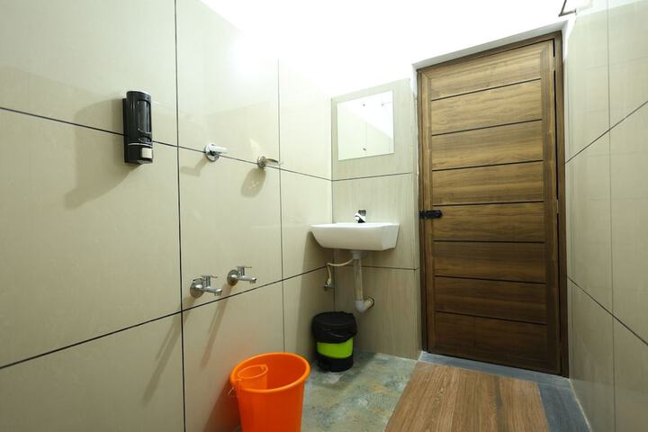 Room 42 of 103