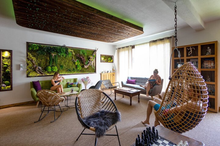 Lounge 50 of 54