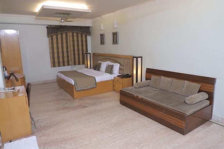Room 11 of 22