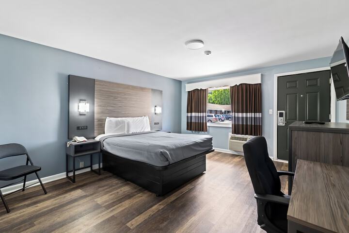 1 Queen Bed (2 of 12)