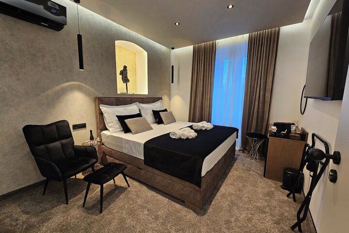Room 2 of 49