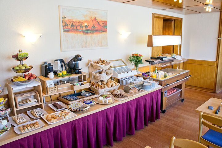 Breakfast/Coffee Service 24 of 38