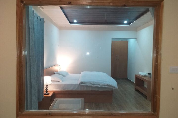 Room 4 of 15