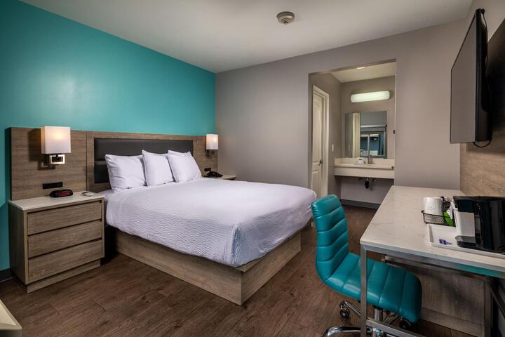 1 Queen Bed Business Room (8 of 23)