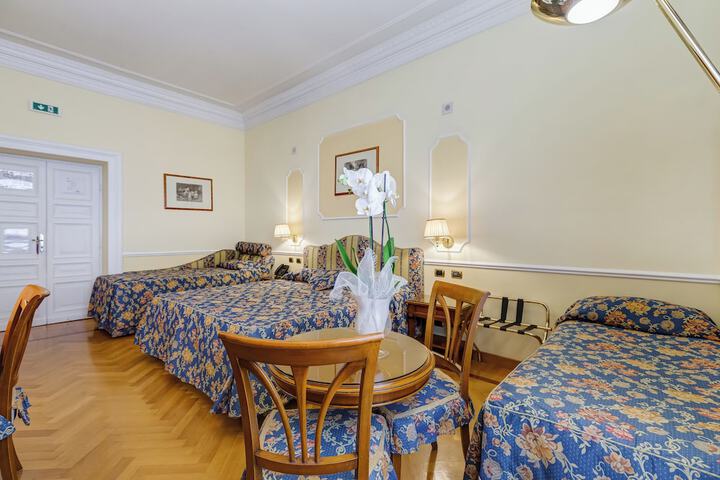 Room 32 of 60