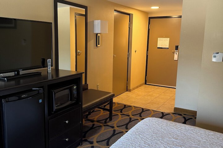 Room 9 of 32