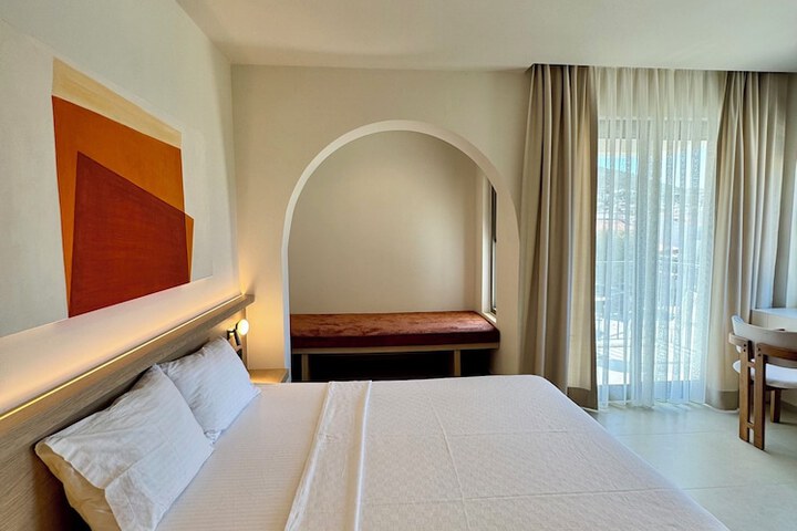 Room 25 of 48