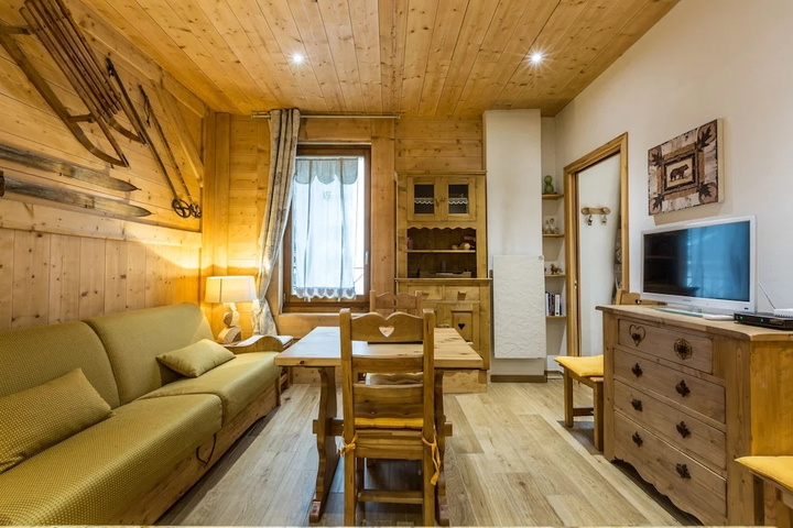 Room 2 of 9
