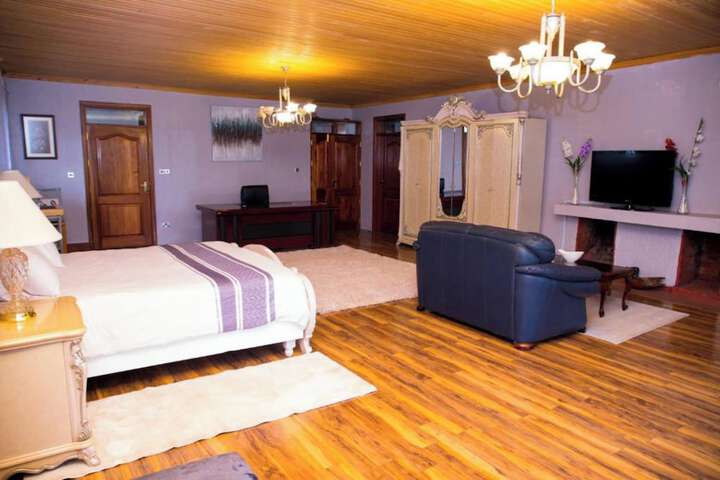 Room 4 of 24