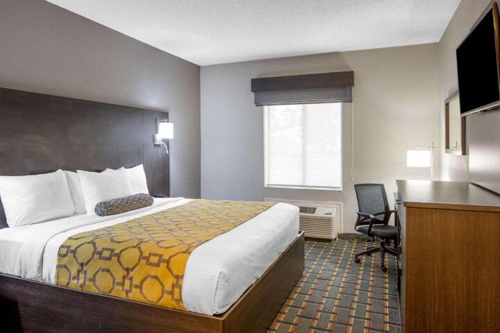 1 King Bed (4 of 9)