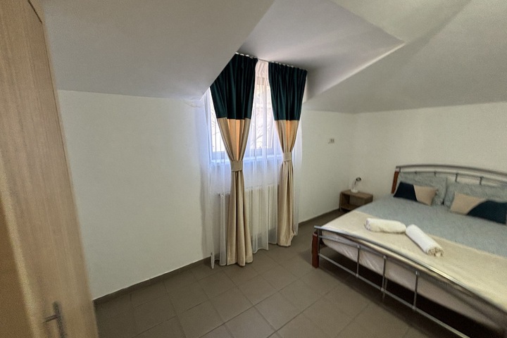 Room 33 of 109