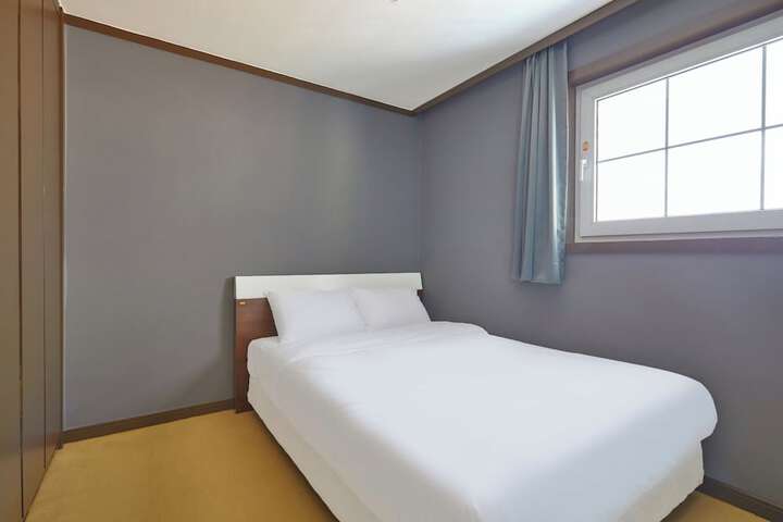 Room 10 of 90