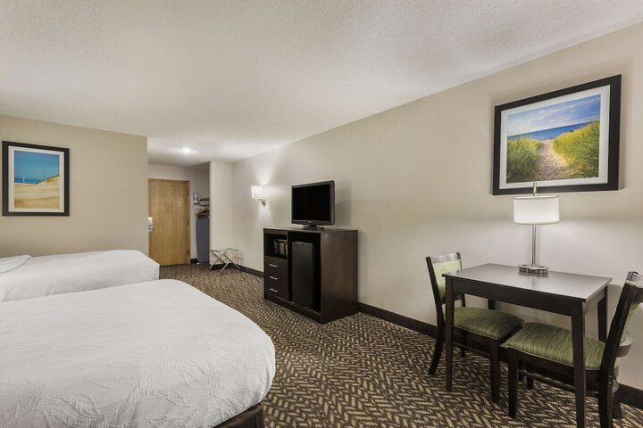 2 Queen Beds Sofa Bed Lake Side Microwave and Refrigerator WiFi Full Breakfast (4 of 12)