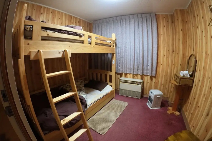 Room 4 of 10