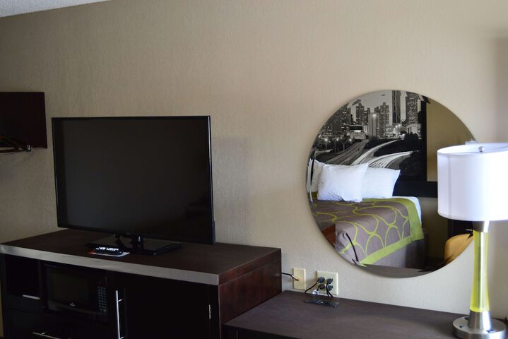 1 Queen Bed (5 of 17)