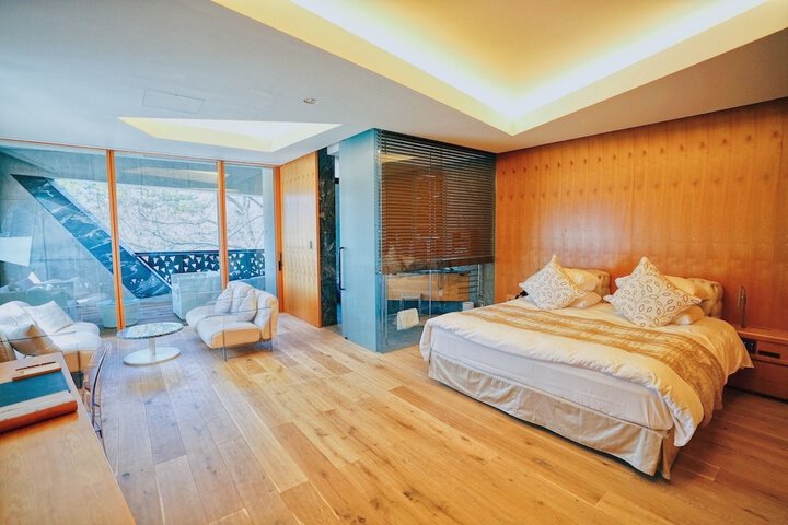 Room 5 of 93