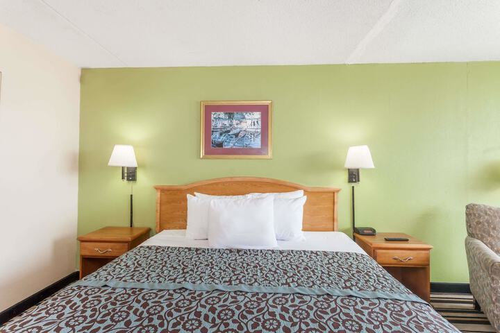 1 King Bed | (2 of 6)
