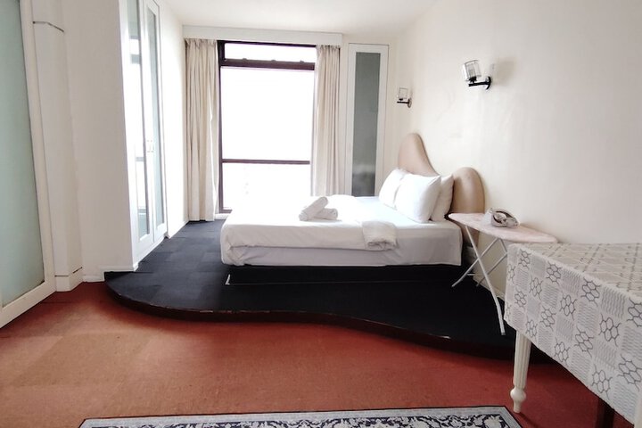 Room 10 of 28