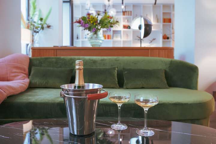 Lounge 66 of 76