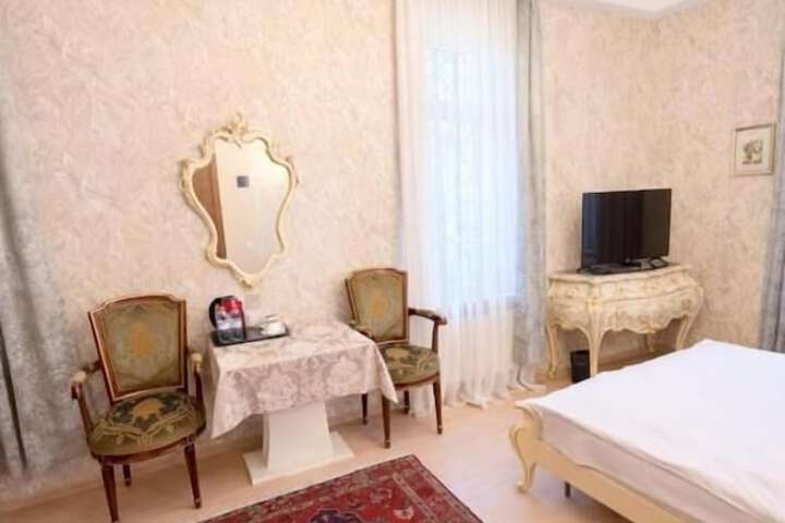 Room 10 of 25
