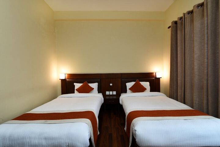 Room 9 of 33