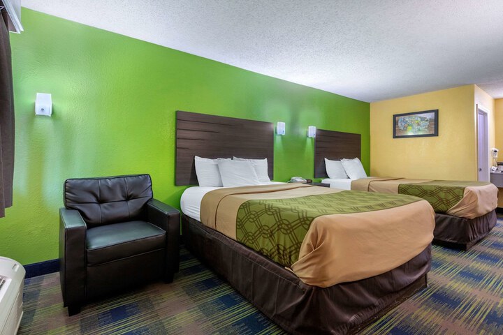 2 Queen Beds (8 of 9)