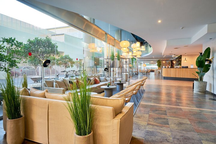 Entrance & Lobby