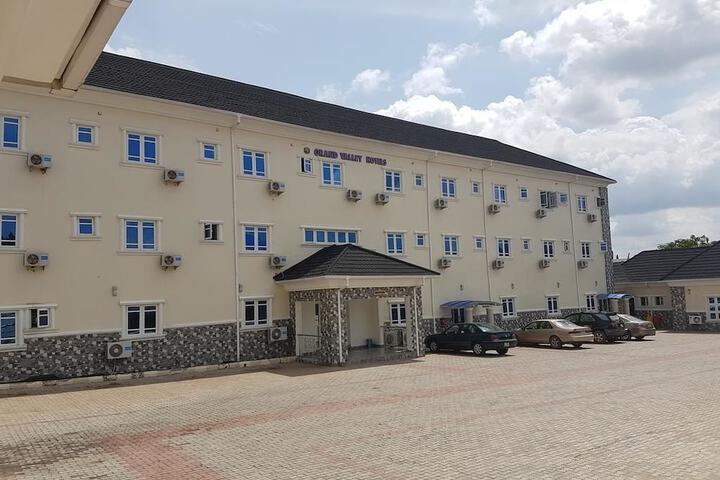 Grand Valley Hotel