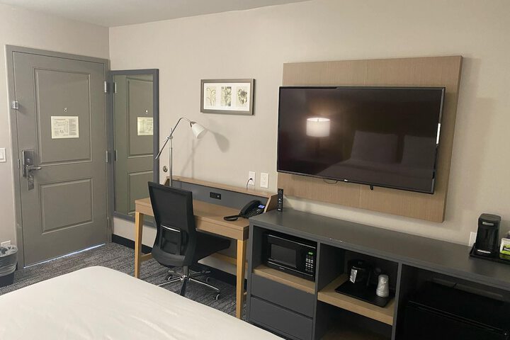 1 Queen Bed (7 of 23)