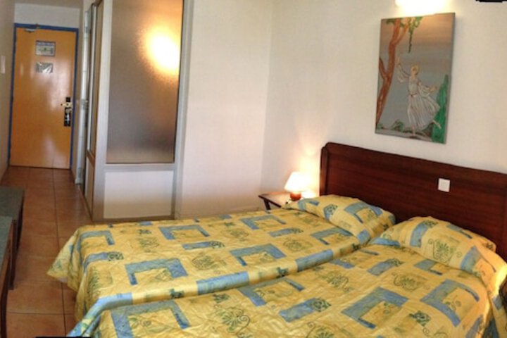 Room 8 of 93