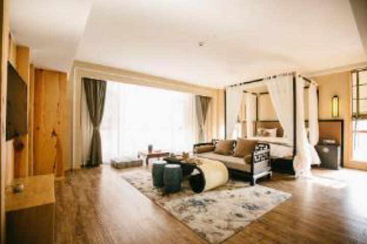 Room 8 of 9